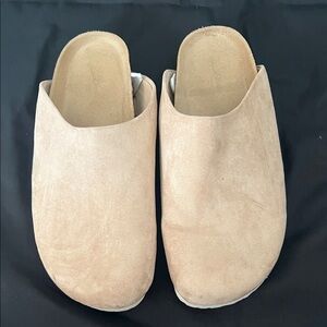 Size 8 1/2 Universal Thread slip-ons